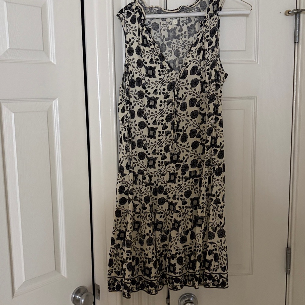Max Studio Black and Cream Sleeveless Floral V-Neck Tiered Mini Dress